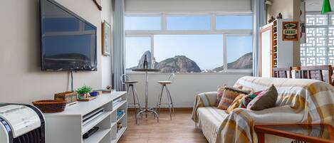 Appartamento Romantico, 1 camera da letto, vista montagna, di fronte alla spiaggia | Area soggiorno | TV a schermo piatto 47 pollici con canali via cavo, TV