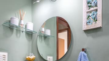 Romantisch appartement, 1 slaapkamer, uitzicht op bergen, aan het strand | Badkamer | Een douche, een regendouche, gratis toiletartikelen, handdoeken