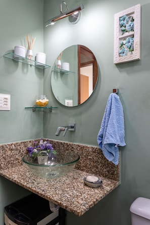 Romantic Apartment, 1 Bedroom, Mountain View, Beachfront | Bathroom | Shower, rainfall showerhead, free toiletries, towels - Moderno Apartamento na Praia de Botafogo (Rio de Janeiro)