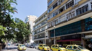 A street with multiple yellow taxis parked along the side. - Moderno Apartamento na Praia de Botafogo (Rio de Janeiro)