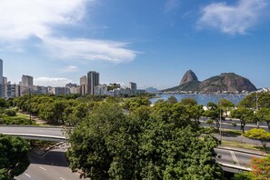 Romantic Apartment, 1 Bedroom, Mountain View, Beachfront | Beach/ocean view - Moderno Apartamento na Praia de Botafogo (Rio de Janeiro)