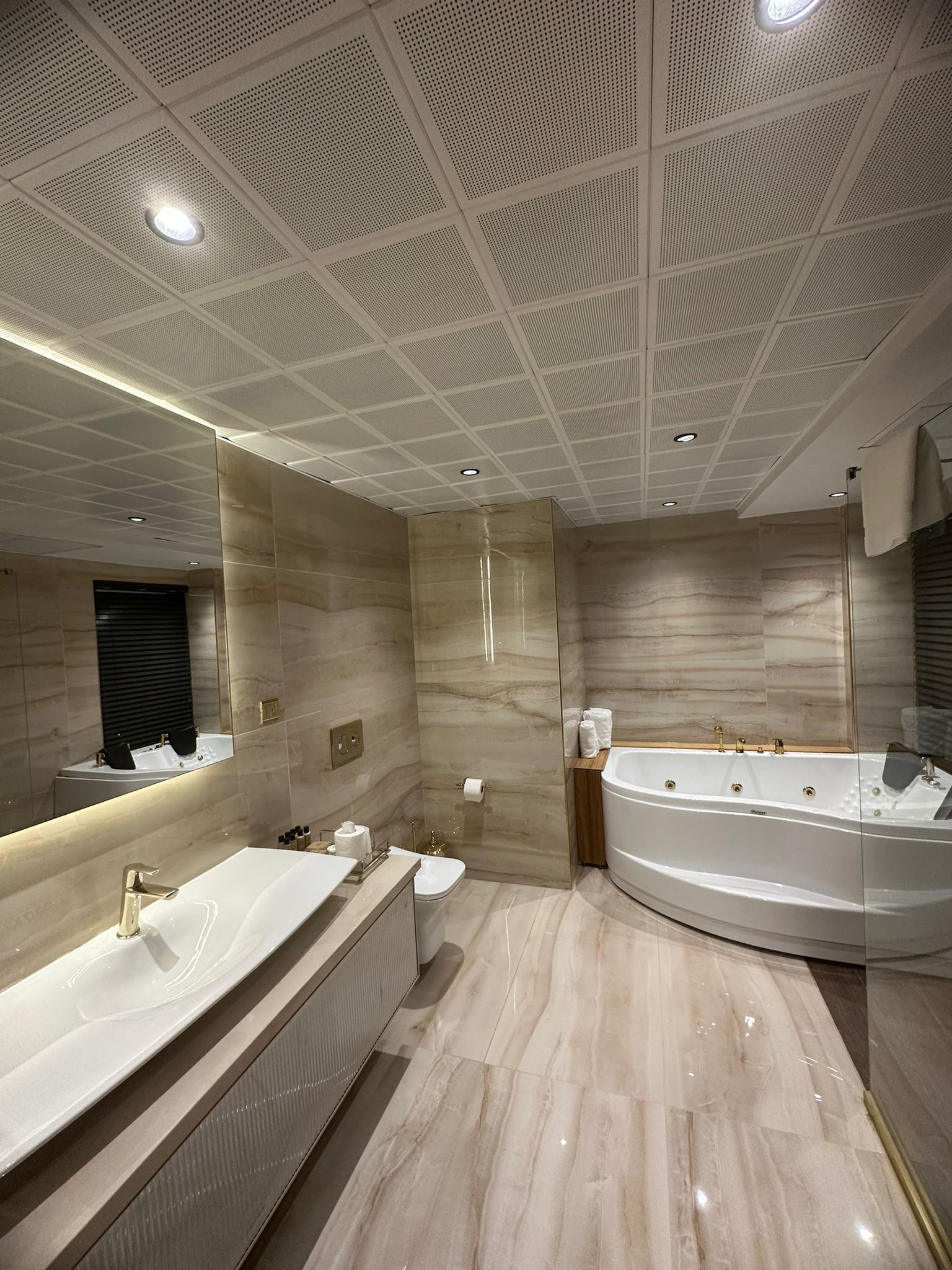 Suite Junior | Bagno | Doccia, soffione a pioggia, set di cortesia gratuito, asciugacapelli