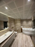 Suite junior | Baño | Ducha y cabezal de ducha tipo lluvia