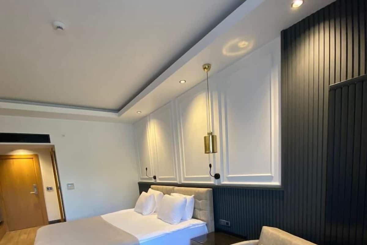 1 bedroom, Egyptian cotton sheets, premium bedding, Select Comfort beds