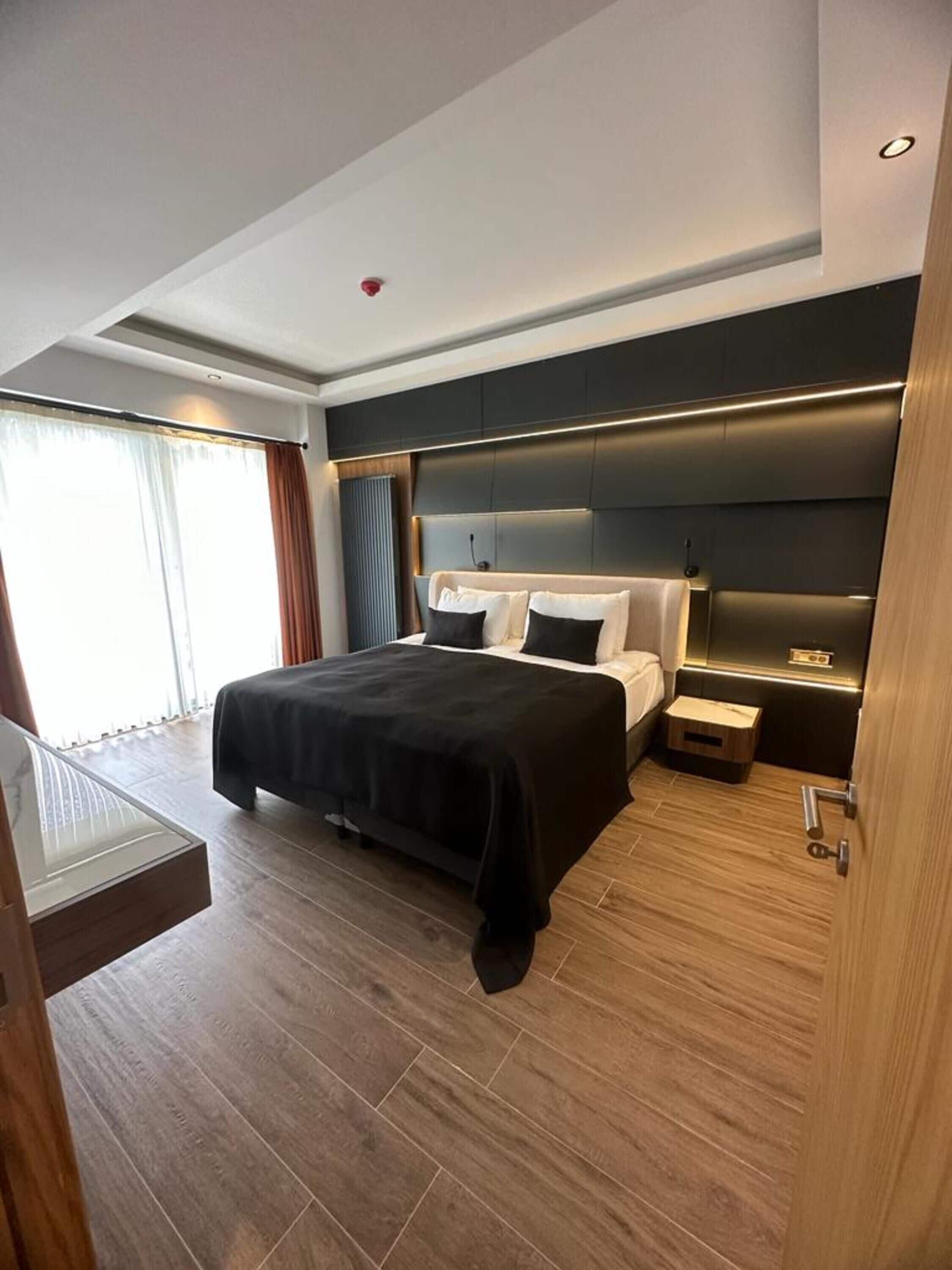 Junior Suite | Egyptian cotton sheets, premium bedding, Select Comfort beds