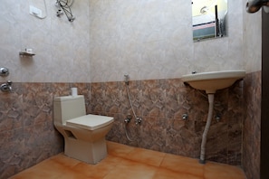 Shower, rainfall showerhead, free toiletries, slippers