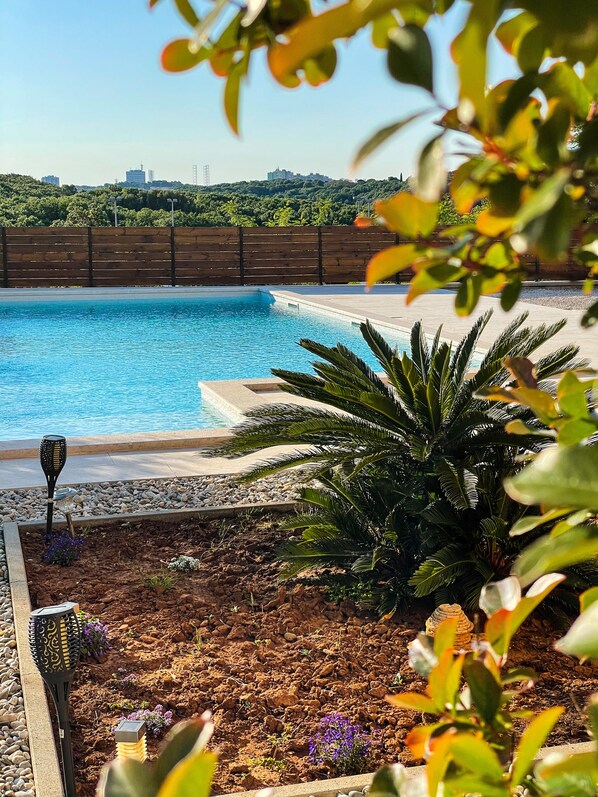 Piscine extérieure en saison