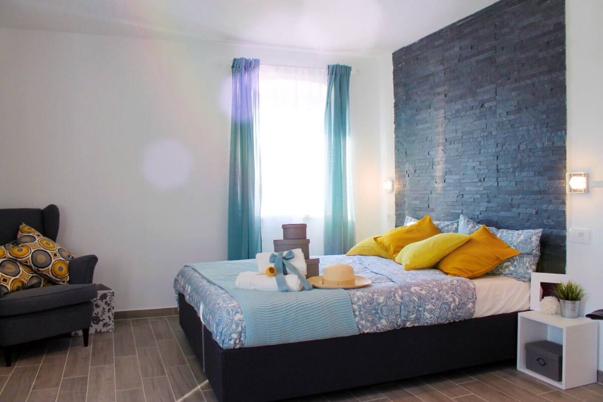 Blackout curtains, soundproofing, free WiFi