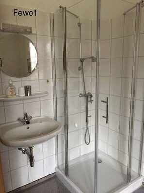 Lägenhet Basic | Mörkläggningsgardiner, strykjärn/strykbräda och gratis barnsängar