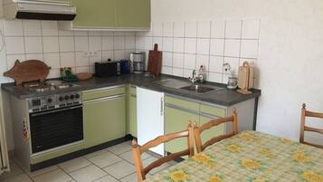 Fridge, oven, stovetop, coffee/tea maker