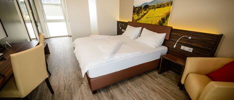 Escriptori, espai de treball apte per a portàtils i cortines opaques