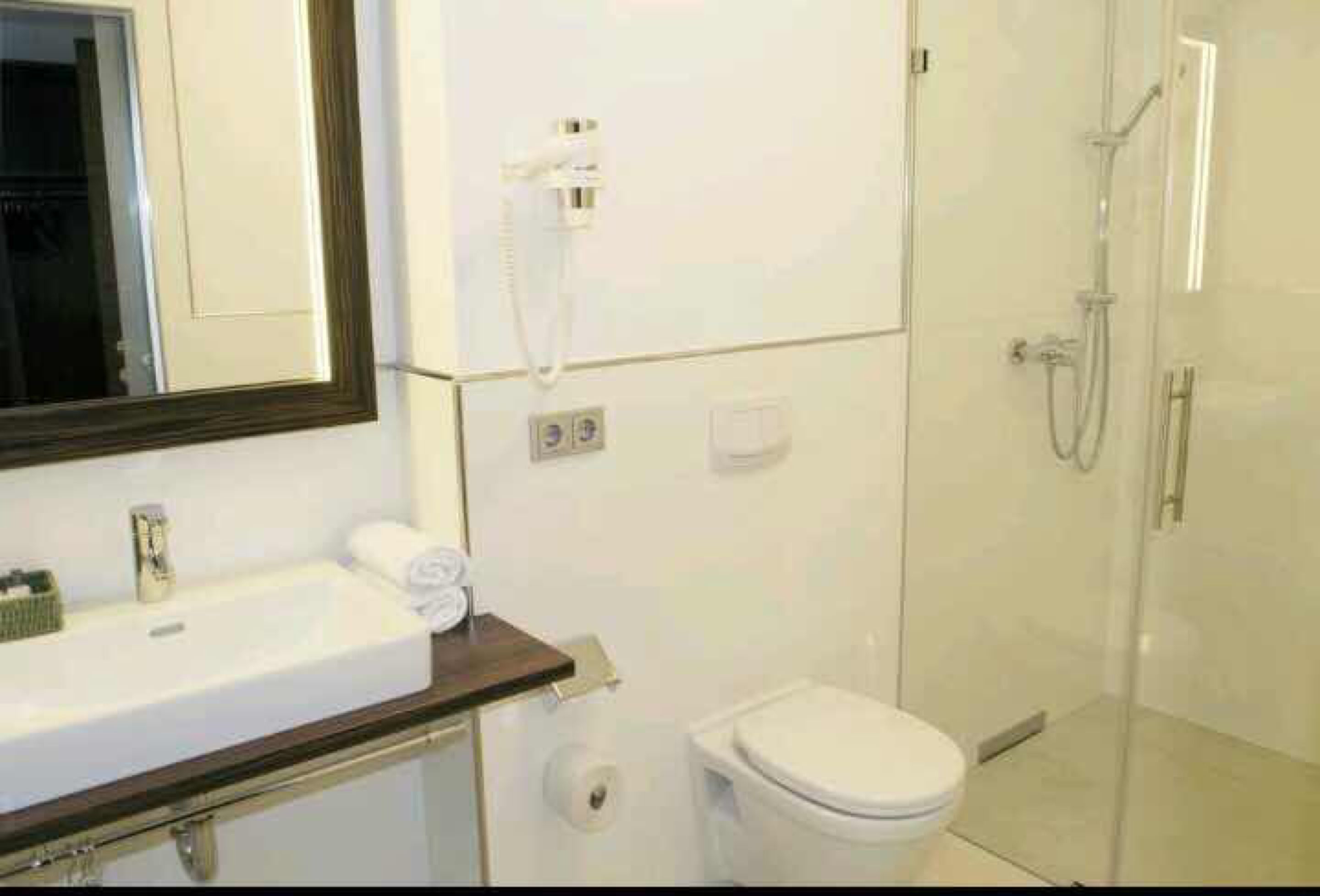 shower, rainfall showerhead, free toiletries, hair dryer