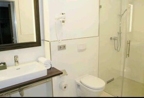 Doccia, soffione a pioggia, set di cortesia gratuito, asciugacapelli