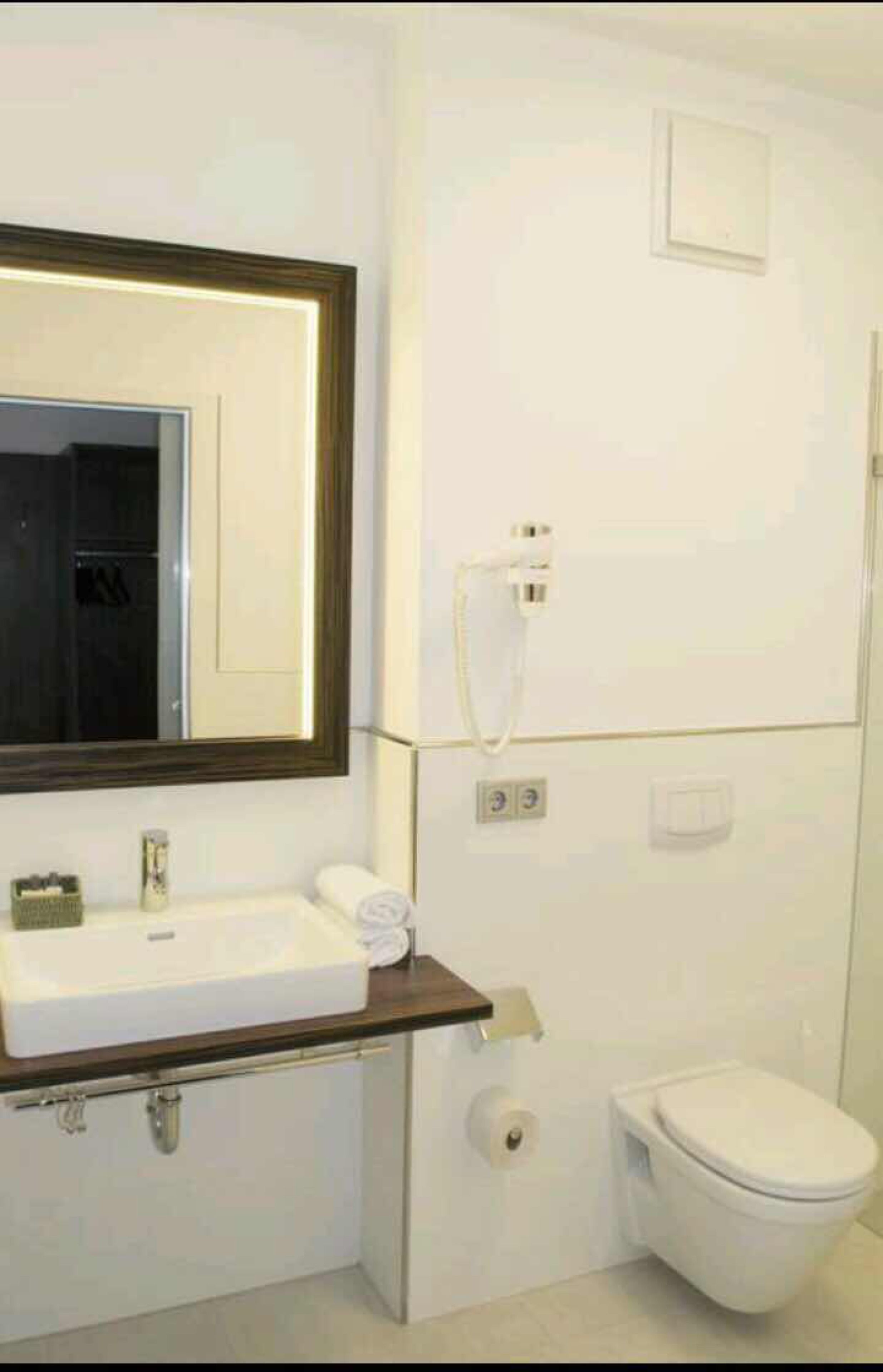 shower, rainfall showerhead, free toiletries, hair dryer