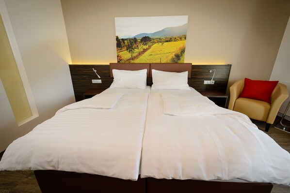 Schreibtisch, laptopgeeigneter Arbeitsplatz, Verdunkelungsvorhänge