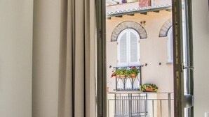A balcony with potted plants and a wrought iron railing. - Sunrise Guest House (Gaeta)