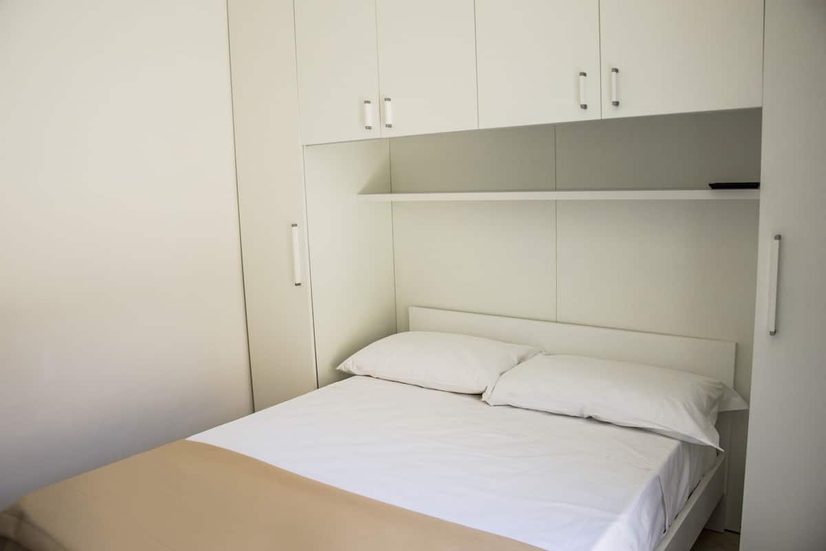 Quarto casal econômico | Wi-Fi de cortesia, roupa de cama