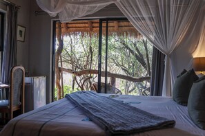 Premium bedding, memory foam beds, minibar, individually decorated - Call of the Wild Lodge (Hoedspruit)