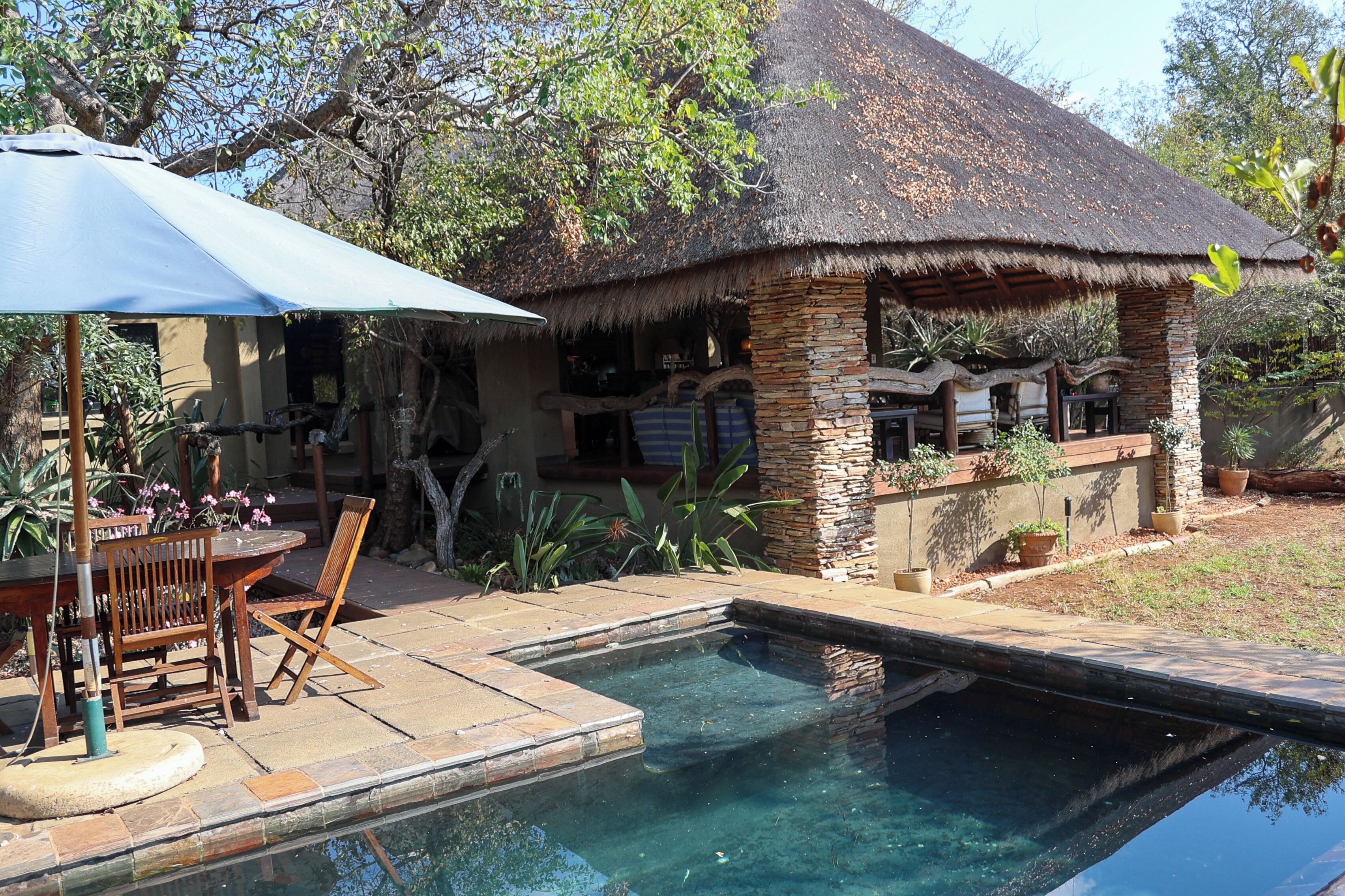 Ropa de cama de alta calidad, colchones con efecto memoria y minibar 