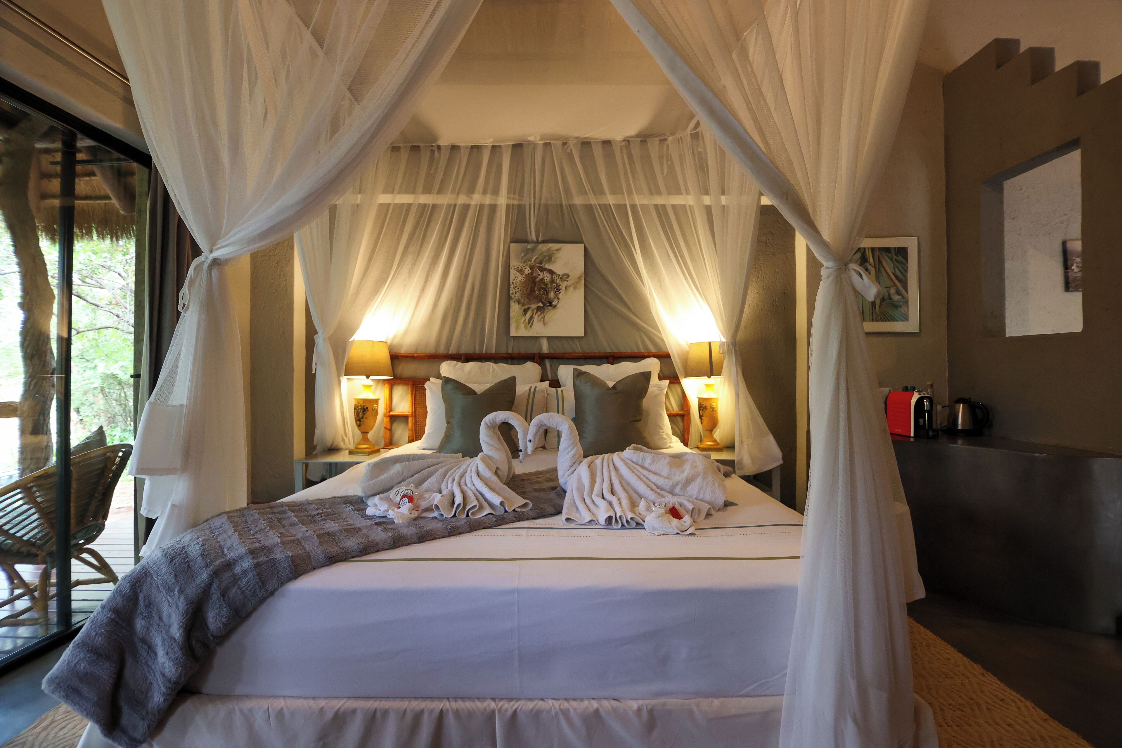 Ropa de cama de alta calidad, camas con efecto memoria y minibar 