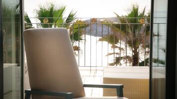 Chambre Panoramique Double ou avec lits jumeaux | Décoration personnalisée, bureau, rideaux occultants