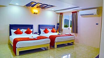 Luxury Suite | In-room safe, desk, blackout curtains, soundproofing