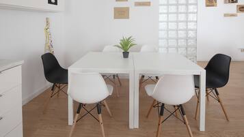 Familienhaus, 2 Schlafzimmer, Terrasse | Essbereich im Zimmer