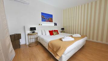 Familienhaus, 2 Schlafzimmer, Terrasse | 1 Schlafzimmer, individuell dekoriert, laptopgeeigneter Arbeitsplatz