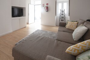 Familienhaus, 2 Schlafzimmer, Terrasse | Wohnbereich | Flachbildfernseher