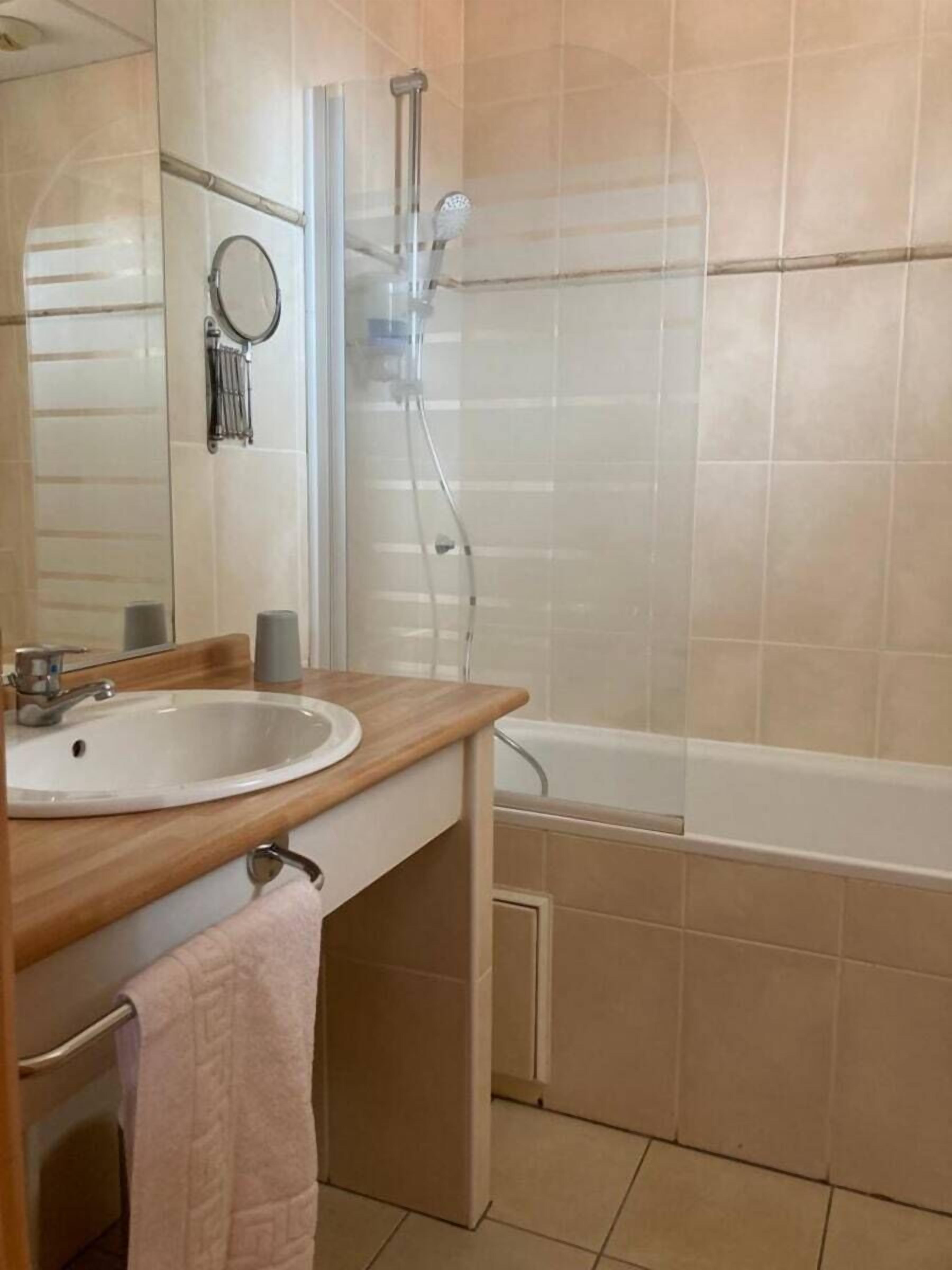 double room (le phare) | bathroom | free toiletries, hair dryer, towels