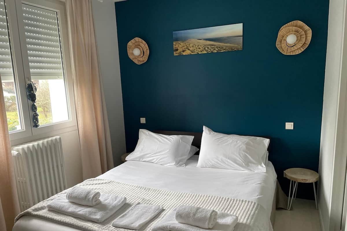 Double Room (Le Cap Ferret) | Blackout curtains, bed sheets