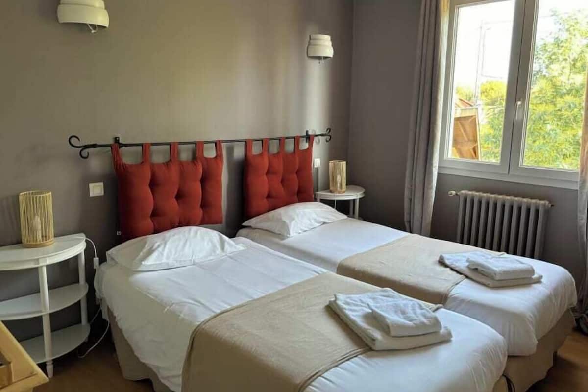 Twin Room (Les Dunes) | Blackout curtains, bed sheets