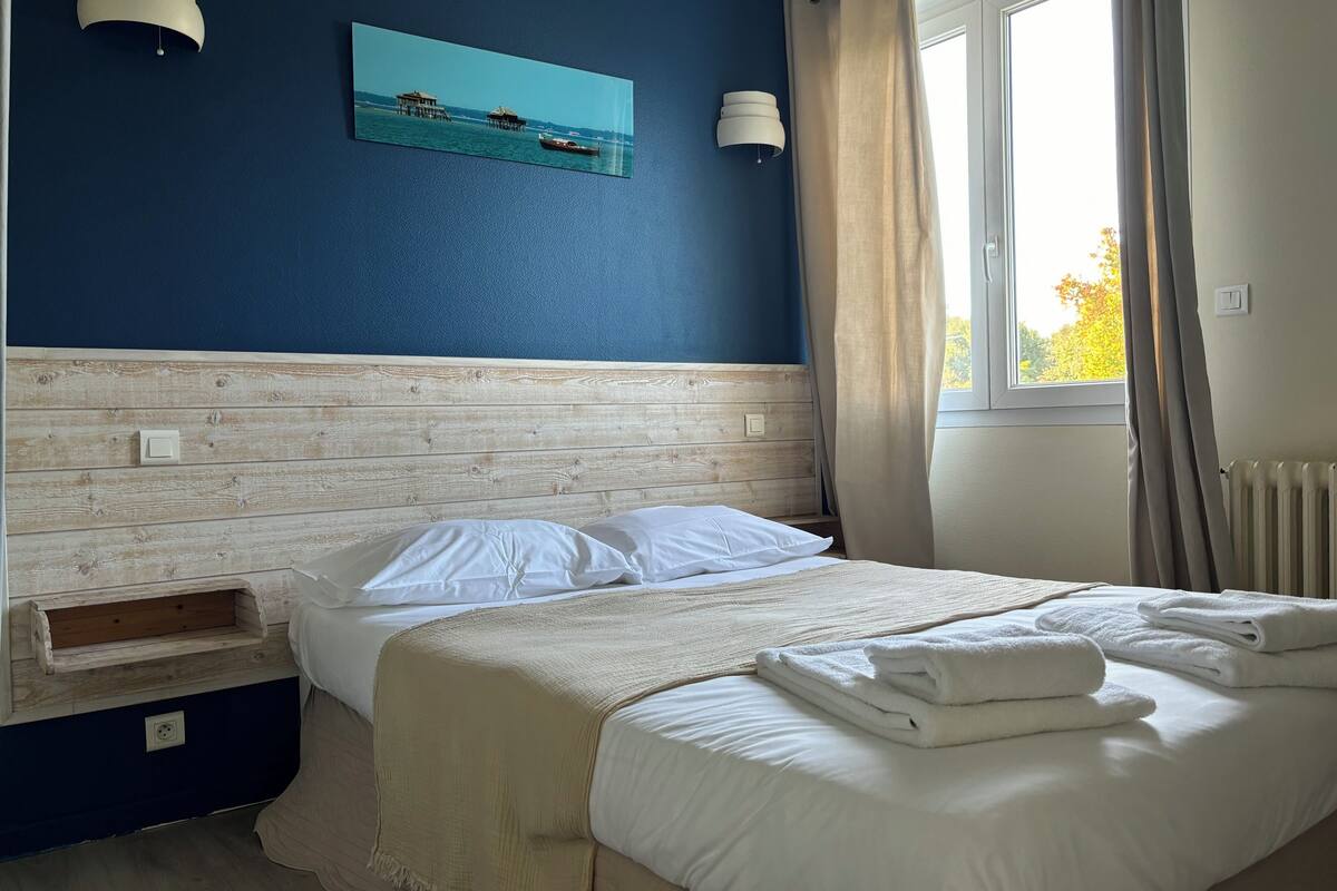 double room (l'ile aux oiseaux) | blackout curtains, bed sheets