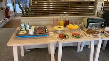 Bữa sáng kiểu Âu hàng ngày với phụ phí nhỏ