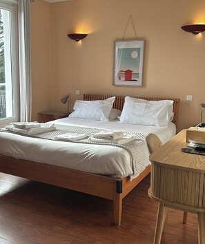 Double Room, Terrace (Cote Bassin) | Laptop workspace, blackout curtains, free WiFi, bed sheets - Le Boïate  (Arès)