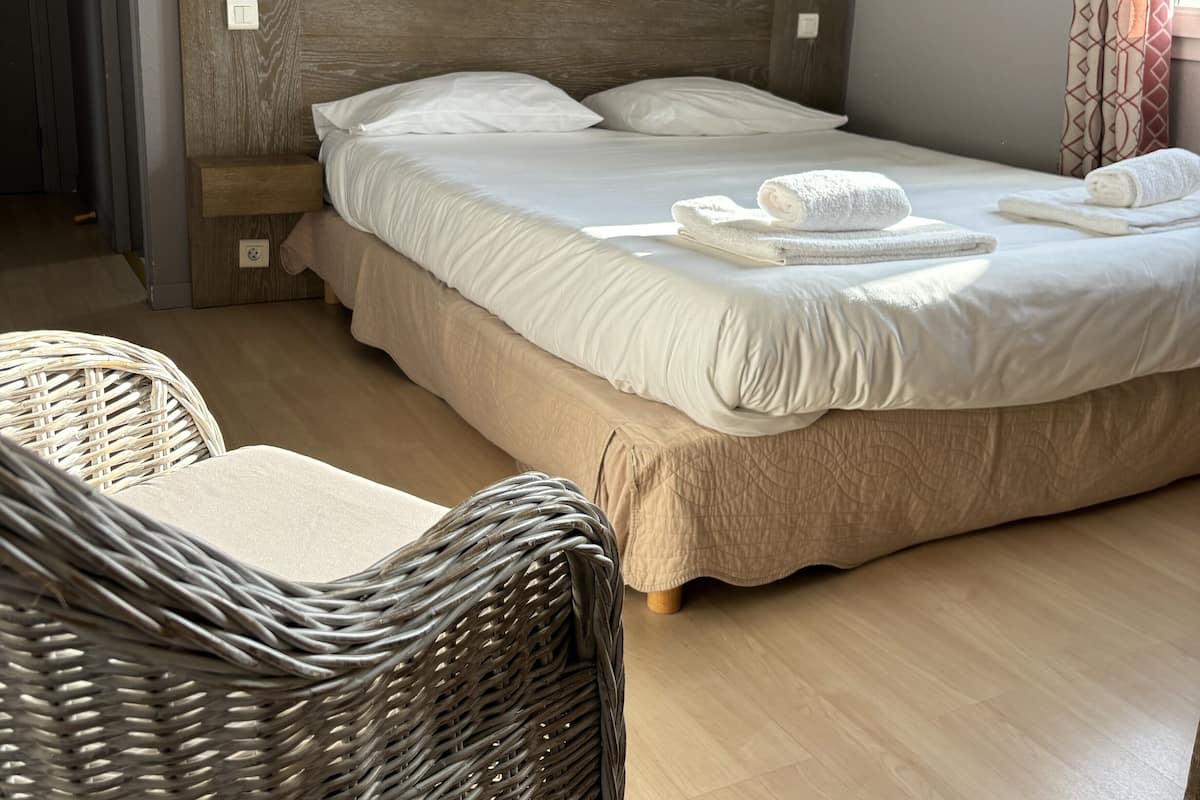 Double Room (Promenade en pinasse) | Blackout curtains, bed sheets