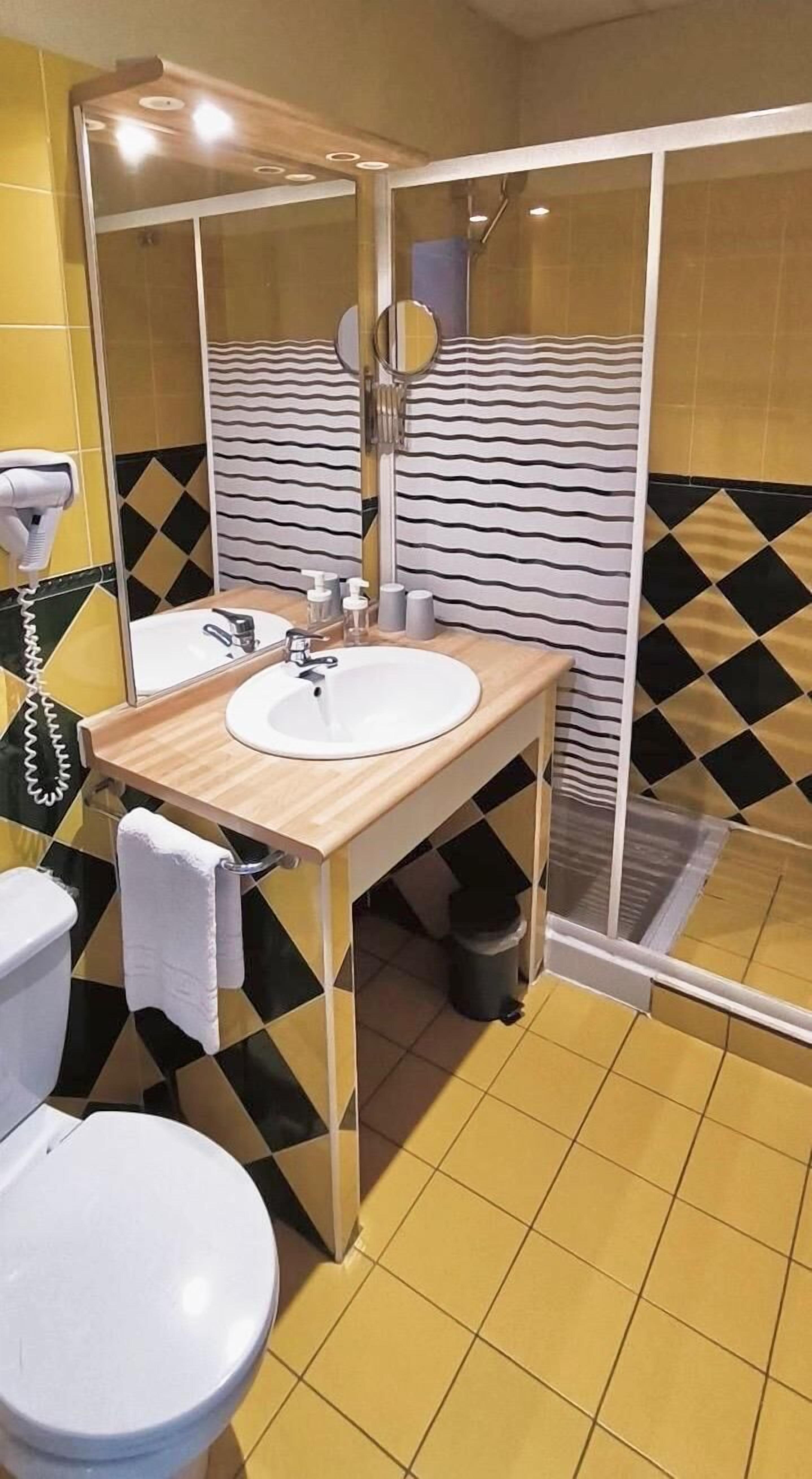 double room (entre terre et mer) | bathroom | free toiletries, hair dryer, towels