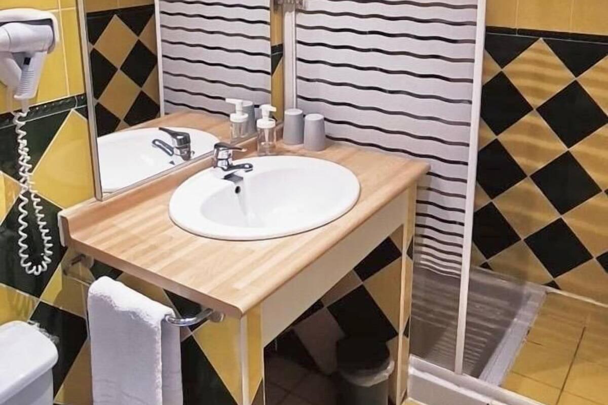 double room (entre terre et mer) | bathroom | free toiletries, hair dryer, towels