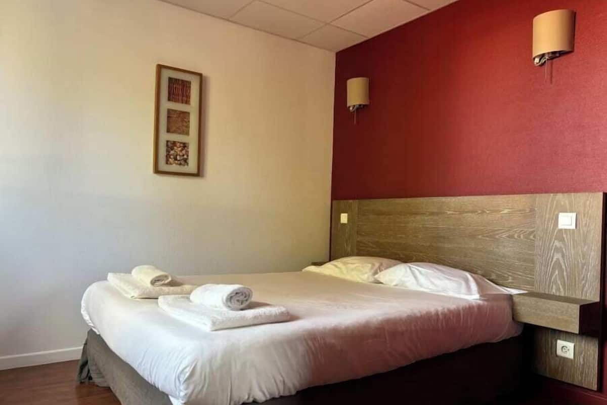 Double Room (Le Phare) | Blackout curtains, bed sheets