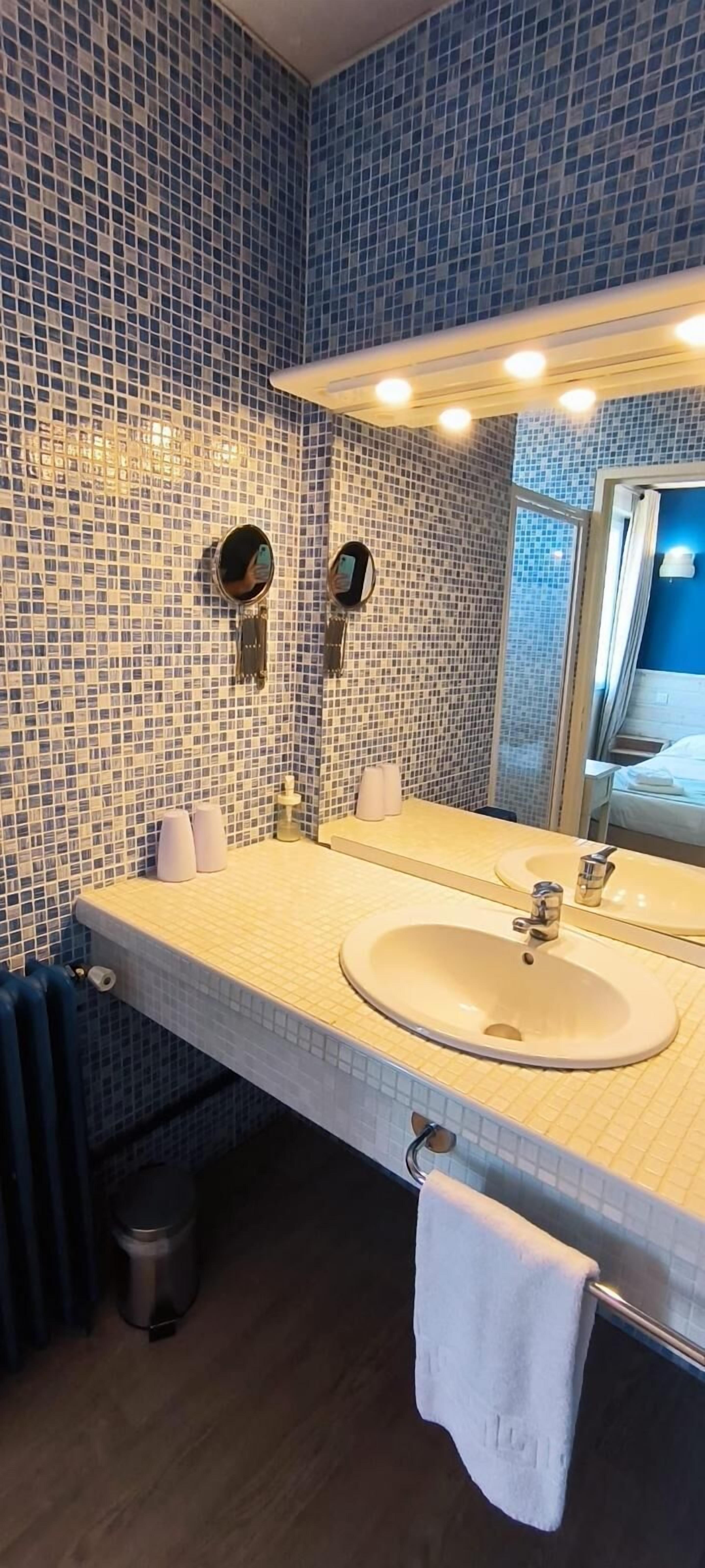 double room (l'ile aux oiseaux) | bathroom | free toiletries, hair dryer, towels