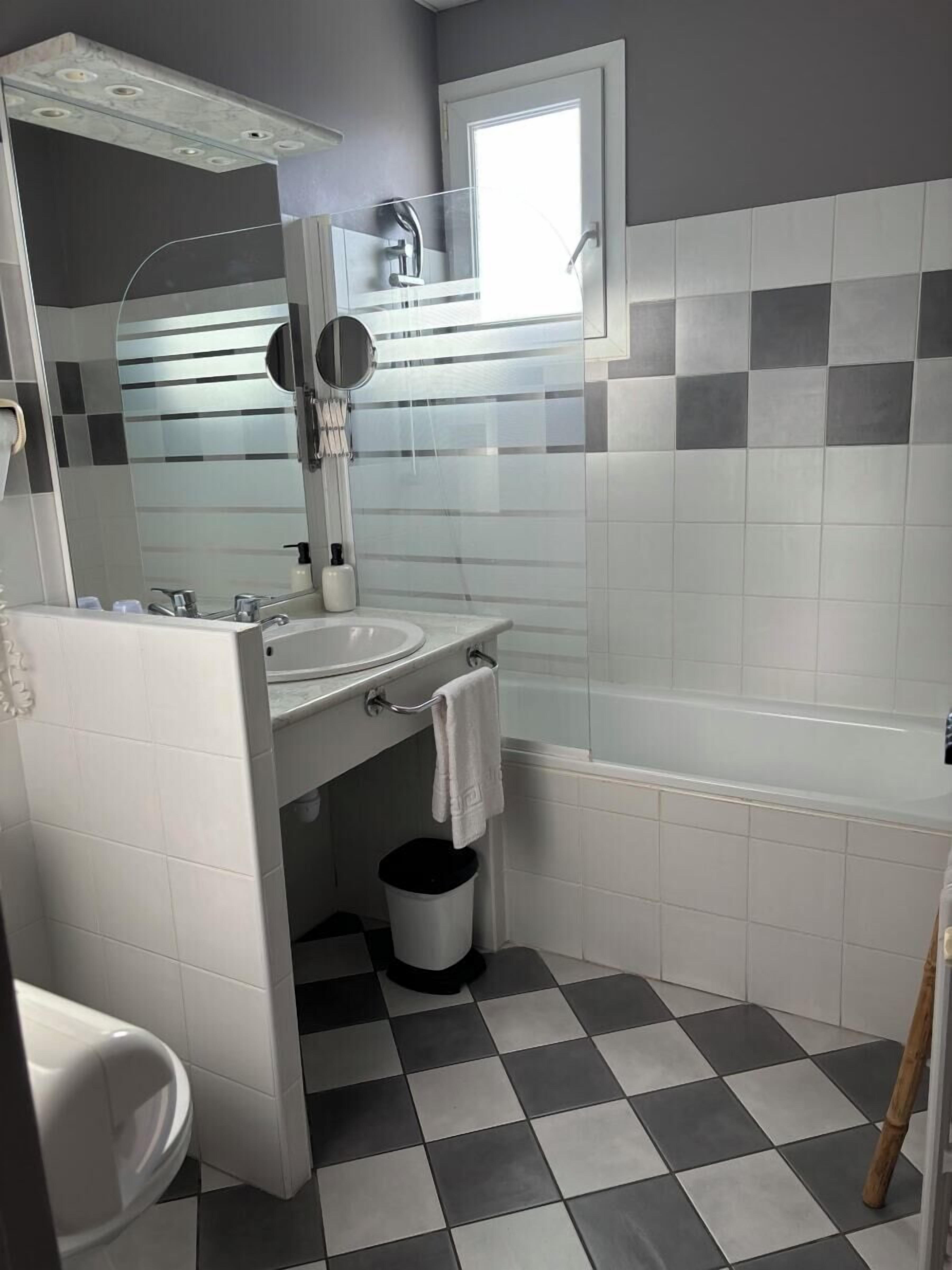 double room (promenade en pinasse) | bathroom | free toiletries, hair dryer, towels