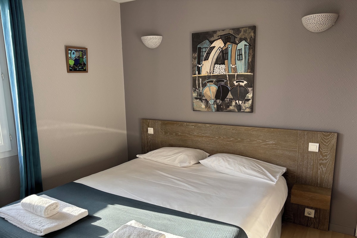 Double Room (Entre Terre et Mer) | Blackout curtains, bed sheets