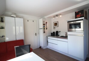 Monolocale (incl. 40€ cleaning fee) | Cucina privata | Frigorifero, piano cottura, macchina per tè/caffè, bollitore elettrico