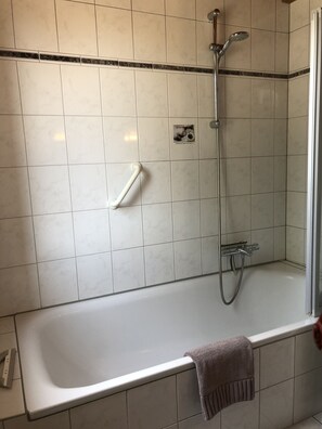 Maison (incl. 40€ Cleaning Fee) | Salle de bain | Ensemble baignoire-douche, baignoire profonde, séchoir à cheveux