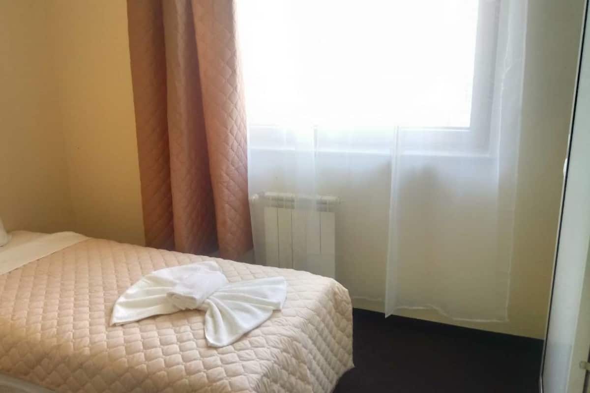 In-room safe, desk, WiFi (free)