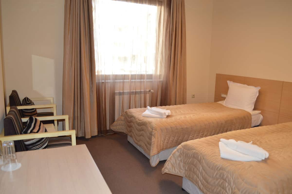 Deluxe Quadruple Room | In-room safe, desk, WiFi (free)