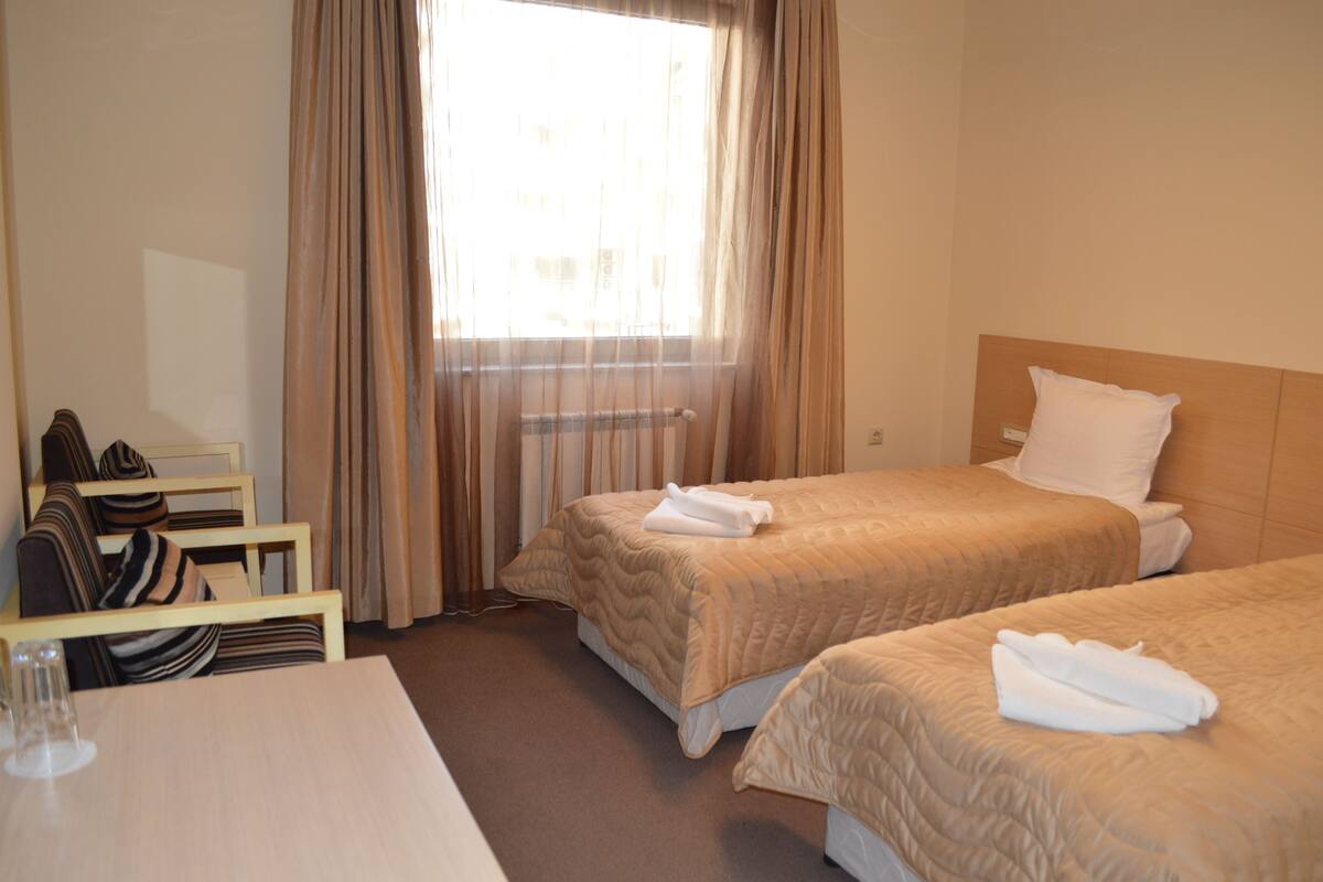 Deluxe Quadruple Room | In-room safe, desk, free WiFi