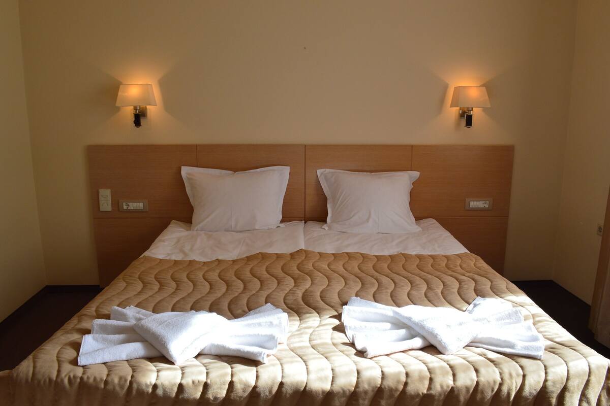 In-room safe, desk, free WiFi