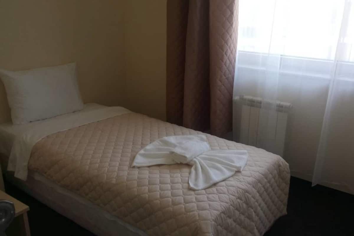 Small Single Room | In-room safe, desk, WiFi (free)