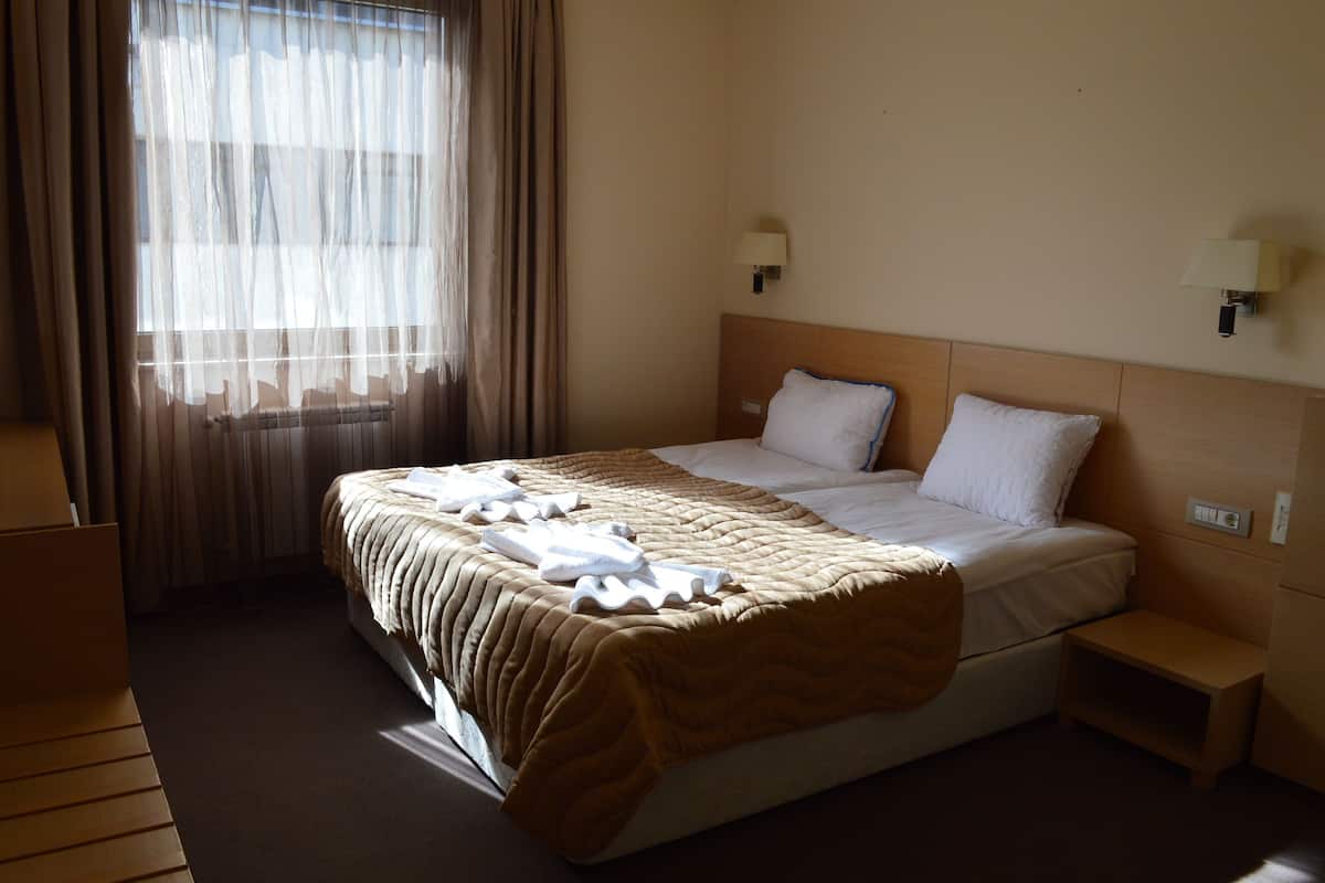 Twin Room | In-room safe, desk, WiFi (free)